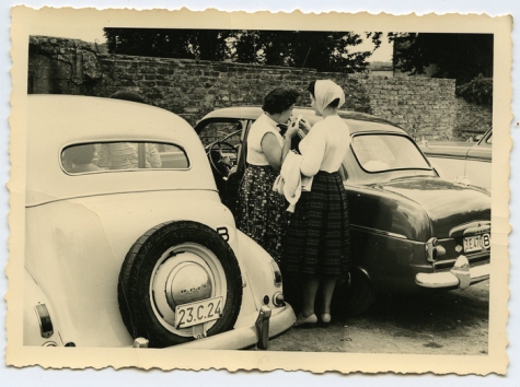 Marie-José Laveren aan enkele auto&#039;s, Scherpenheuvel, 1950-1960