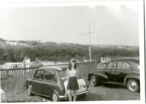 Arlette Brisard met een mini Cooper aan de kust, 1970-1971