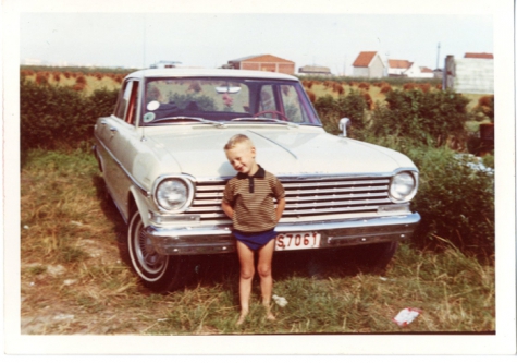 Mario Brisard aan een Ford Chevrolet, Belgische kust, jaren 1970