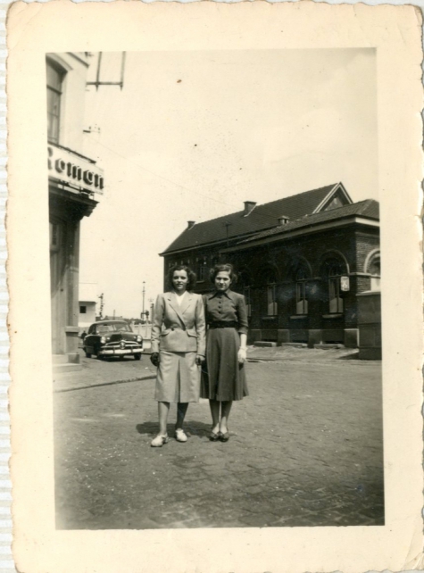 Mariette Rouckhout en een vriendin, Elene, 1950