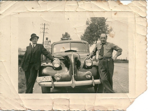 Jozef De Saedeleer aan een wagen, Sint-Lievens-Houtem, 1940-1950