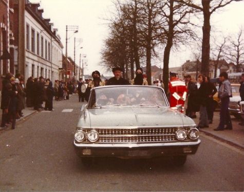 Een Ford in de Bacchusstoet, Sint-Lievens-Houtem, jaren 1960