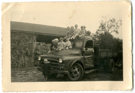 Kinderen op een vrachtwagen, Balegem, 1957
