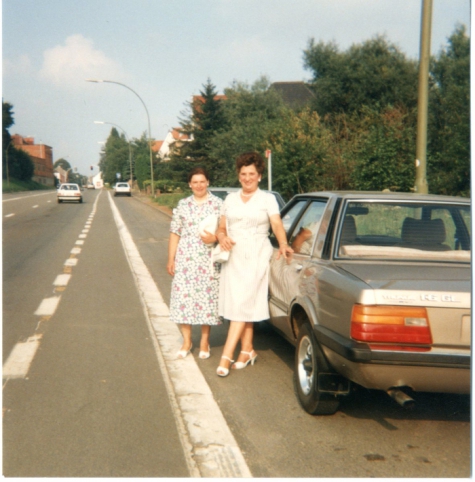 Poseren naast een Ford Taunus, 1987