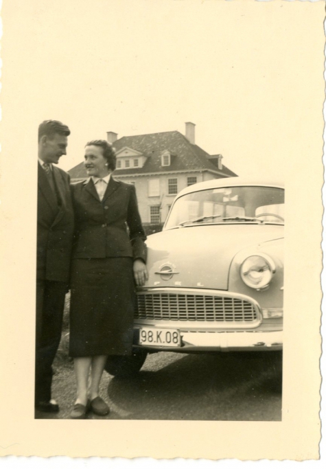 Jenny Van der Heyden en Gilbert De Paepe aan hun Opel Record in Duinbergen, jaren 1960