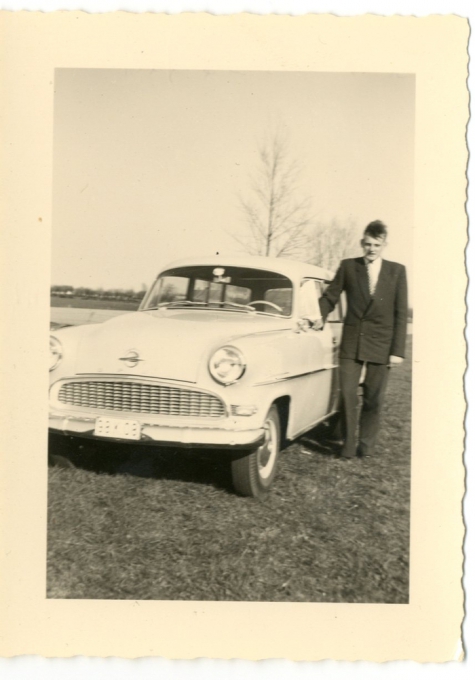 Gilbert De Paepe aan zijn Opel Record, Merelbeke, jaren 1960