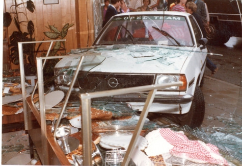 Auto crasht in vitrine van de bakkerij, Merelbeke, 1982