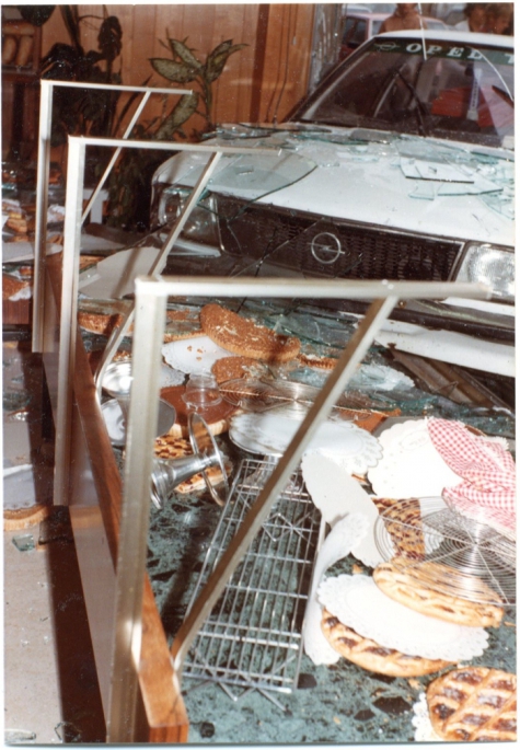 Opel vernielt vitrine bakkerij De Paepe, Merelbeke, 1982