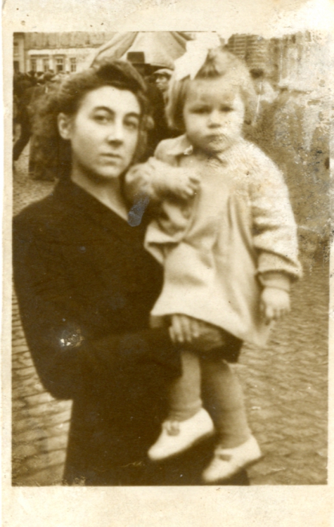 Christiane De Landsheer met moeder op kermis, Sint-Lievens-Houtem, 1948