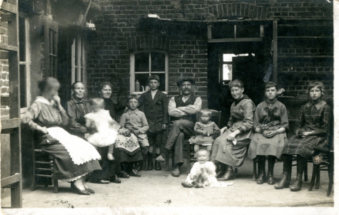 Familiefoto op den Dries, Sint-Lievens-Houtem, 1924