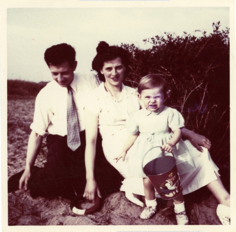 Schepen Marleen Verdonck op vakantie met haar ouders, Cadzand, 1956