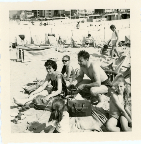 Schepen Marleen Verdonck aan zee met het gezin, Oostende, 1966