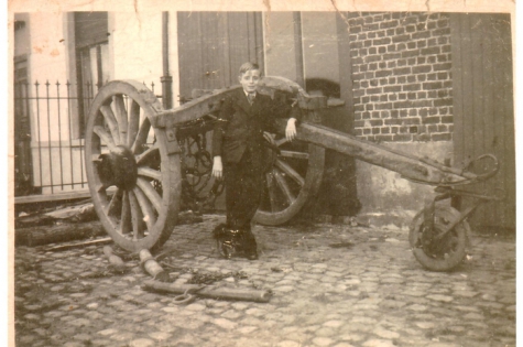 Jonge Gustaaf van houtzagerij D&#039;Hont bij een boomezel, Landskouter, 1945-1950 