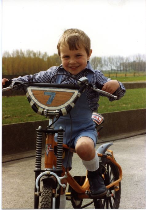 Schepen Jo Vermeulen als 4-jarige op de fiets tijdens de vakantie, Sint-Lievens-Houtem, 1981.