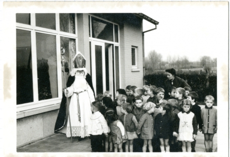 Sint-Maarten op bezoek in een klasje, Sint-Lievens-Houtem, jaren 1960