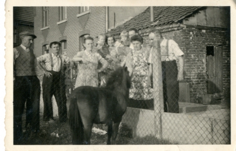 Rond een ezeltje op den Dries, Sint-Lievens-Houtem, jaren 1940