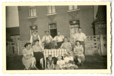 Samen met familie en vrienden op de Dries, Sint-Lievens-Houtem, 1950