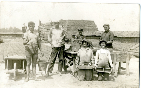Seizoenarbeiders in een steenbakkerij, Evere, 1920-1930