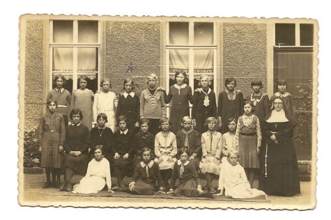 Klasfoto van een groep leerlingen van de meisjesschool van Balegem
