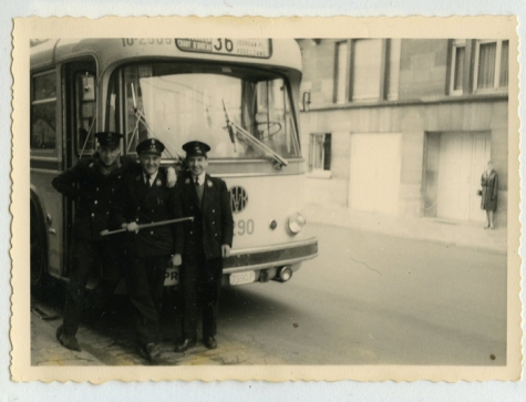 Poseren met de collega&#039;s voor de bus, Brussel, 1961
