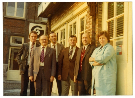 Op de foto voor het bankfiliaal, Brussel, 1975