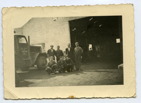 Samen op de foto voor de garage, Bottelare, 1945-1955
