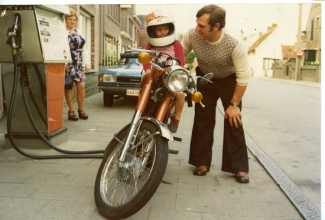 Op de motorfiets aan de benzinepomp, Melsen, 1970-1980