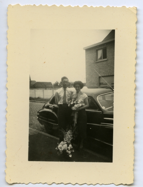 Naast de auto op de huwelijksdag, Veurne, 1950-1960