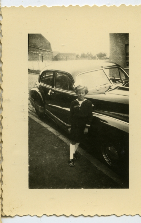 Opgekleed naast de auto, Veurne, 1955-1960