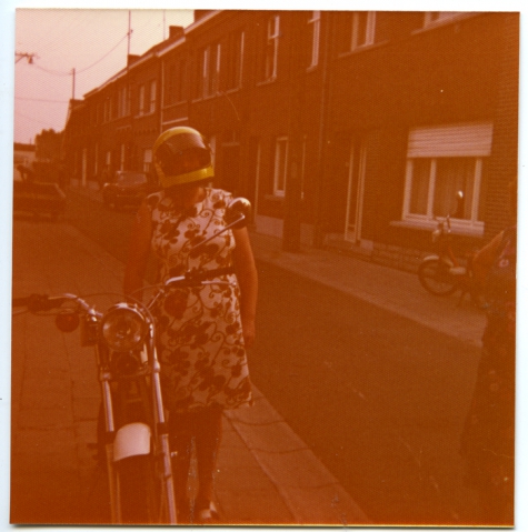 Poseren met helm, Sint-Lievens-Houtem, 1975-1980