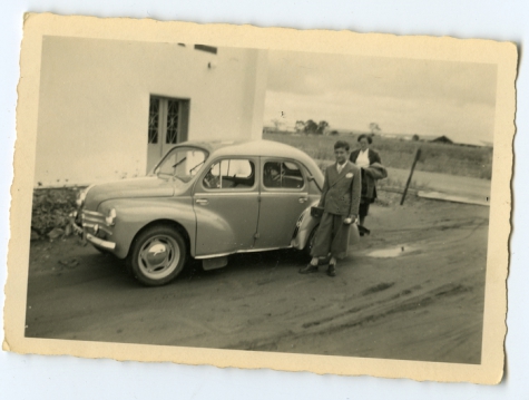 Bij de auto na de plechtigheid, 1940-1950