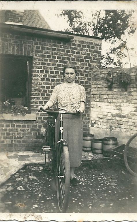 Naast de fiets in de tuin, Sint-Lievens-Houtem, 1940-1950