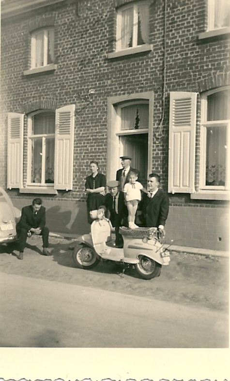 Bij de scooter aan de voordeur, Sint-Lievens-Houtem, 1958