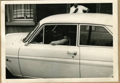 In de auto voor het café, Melle, 1960-1980