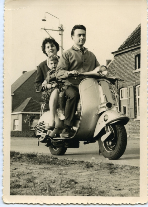 Met het gezin op de scooter, Merelbeke, 1955-1965