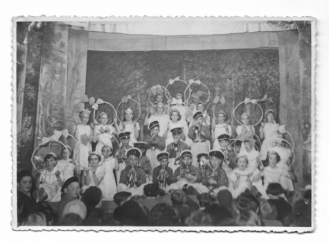 Schooltoneel in zaal De Vos te Balegem, 1949