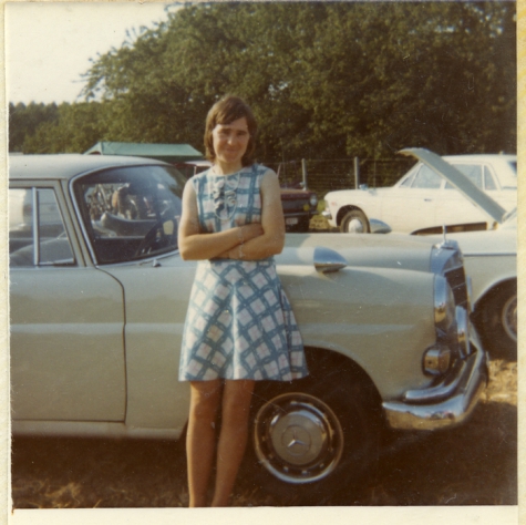 In zomerse tenue aan de wagen, Vlierzele, 1970-1980