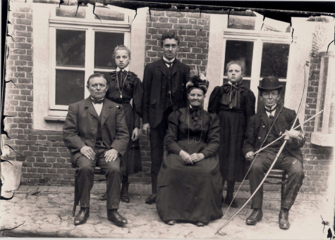 Pasfoto&#039;s familie De Smet door fotograaf Mabilde, Letterhoutem, ca. 1910