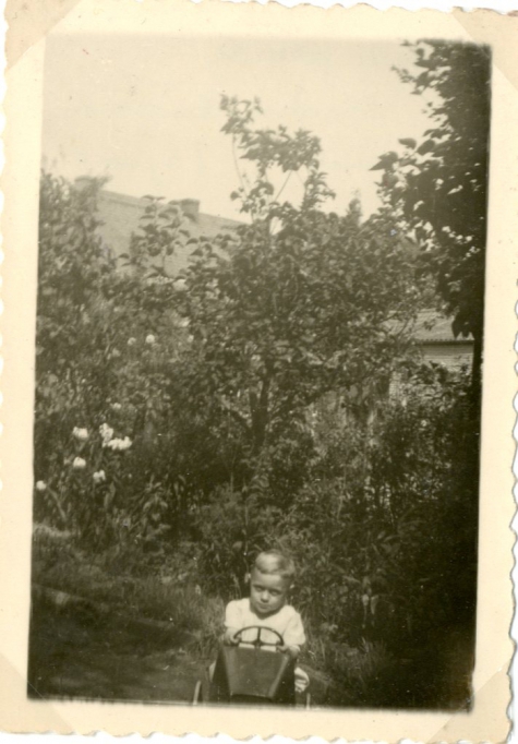 Met de go cart in de tuin, Balegem, 1951