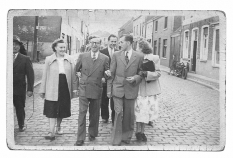 Met de familie op weg naar de kermis te Scheldewindeke