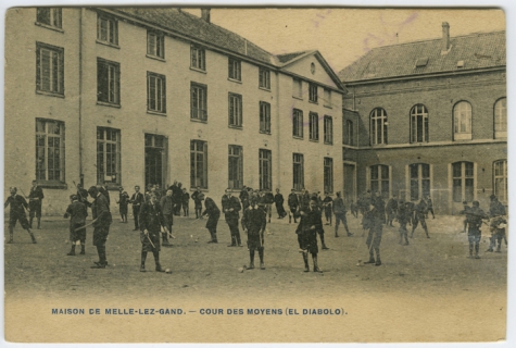 Speelplaats van de middelbare afdeling (Le Diabolo)
College Melle