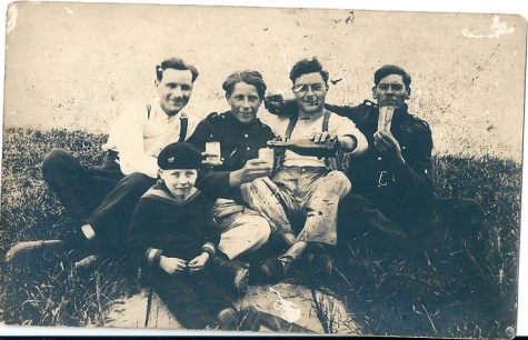 Een Vlaamse en drie Franse soldaten in Duisburg, 1923