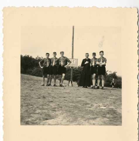 Chiro Melle op kamp, de proost met enkele leiders, 1957