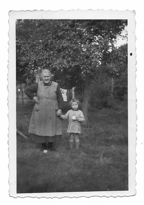 Marie Brantegem met achterkleinzoon in de tuin, Balegem
