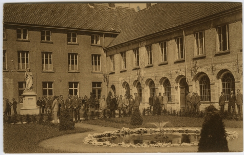 Binnenplaats, kloostergebouw van 1537, beeld van het Heilig Hart, college Melle