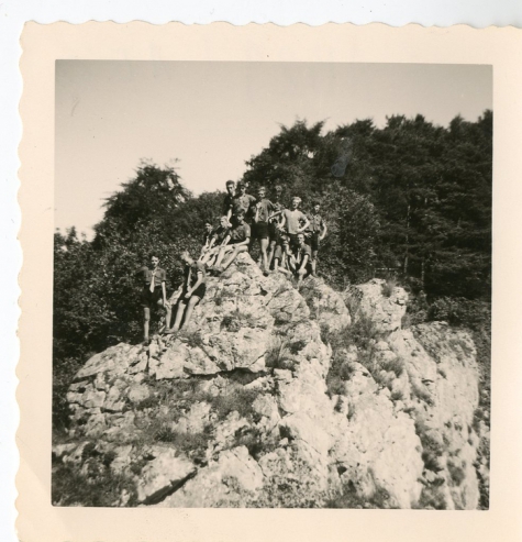 Chiro Melle, deelnemers fietstocht poseren op een rots, Luxemburg, 1962