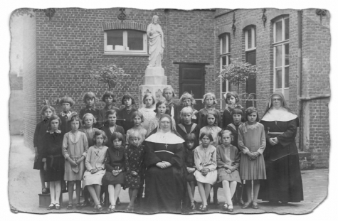 Klasfoto van meisjesschool te Balegem, jaren 20