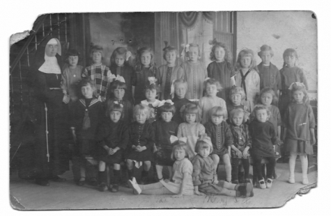 Klasfoto, leerlingen kleuter en lager gemengd, meisjesschool Balegem, jaren 20