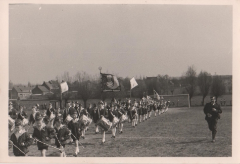 Jeugdfanfare op voetbalplein, Sint-Lievens-Houtem, 1968
