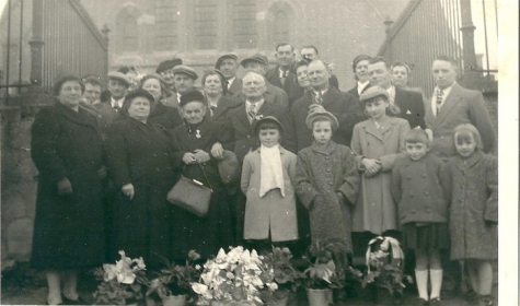 Groepsfoto diamanten huwelijk met familie, Sint-Lievens-Houtem, 1955